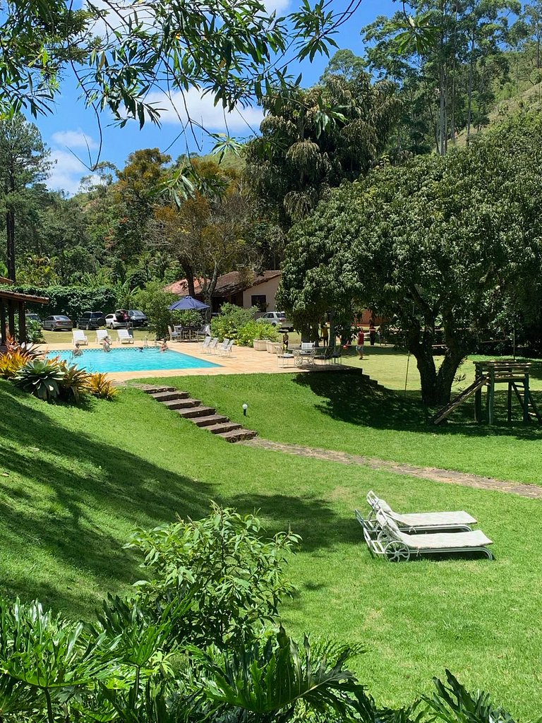 Casa com churrasqueira no jardim, bem perto da piscina