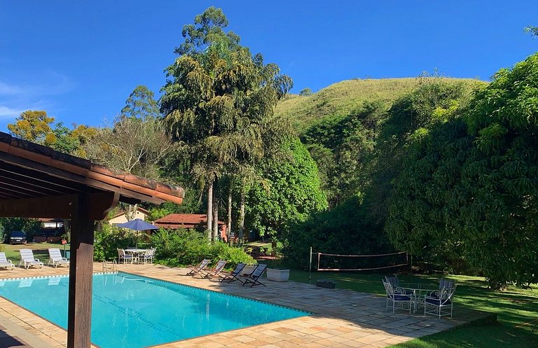 Casa com churrasqueira no jardim, bem perto da piscina