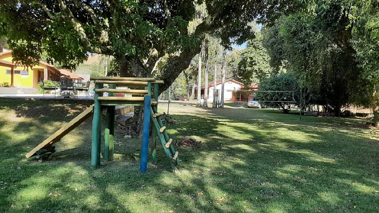 Casa com churrasqueira no jardim, bem perto da piscina