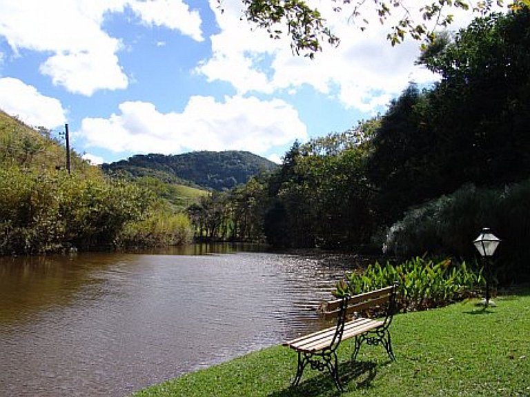 Casa com churrasqueira no jardim, bem perto da piscina