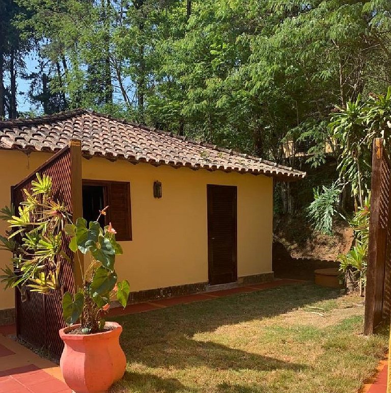 Casa com churrasqueira no jardim, bem perto da piscina