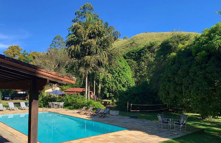 Casa com churrasqueira no jardim, bem perto da piscina