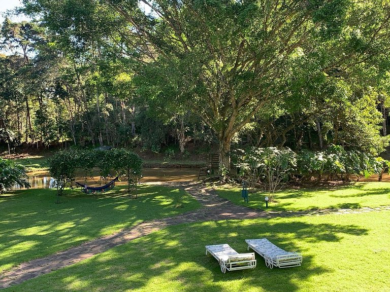 Casa com churrasqueira no jardim, bem perto da piscina