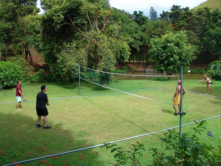 Casa com churrasqueira no jardim, bem perto da piscina
