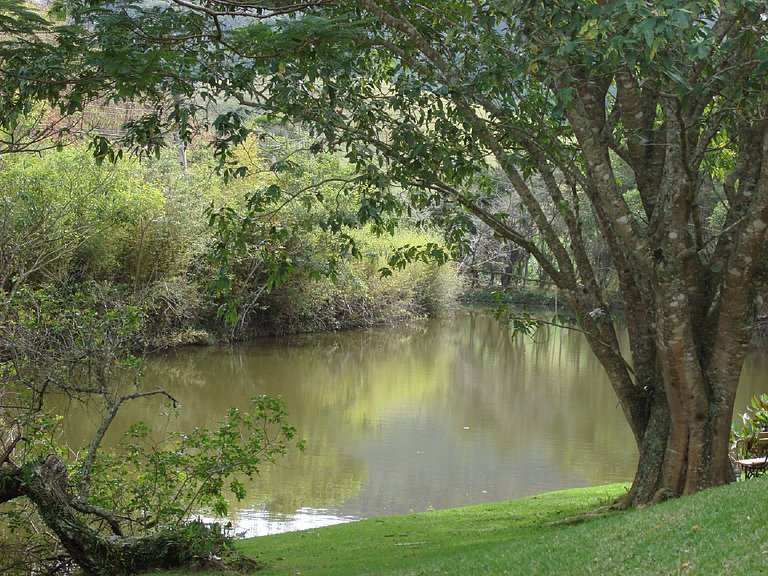 Casa com churrasqueira no jardim, bem perto da piscina