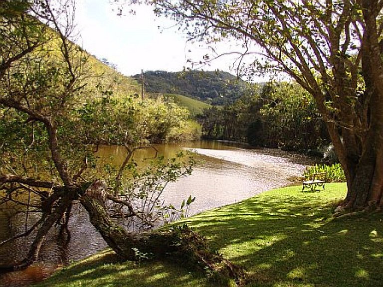 Casa com churrasqueira no jardim, bem perto da piscina