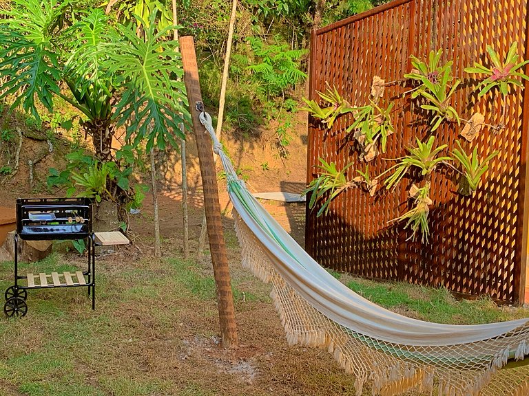 Casa com churrasqueira no jardim, bem perto da piscina