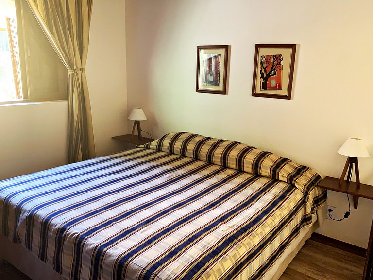 Casa com churrasqueira no jardim