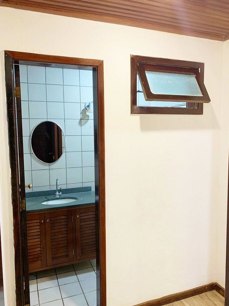 Casa com churrasqueira no jardim, bem perto da piscina