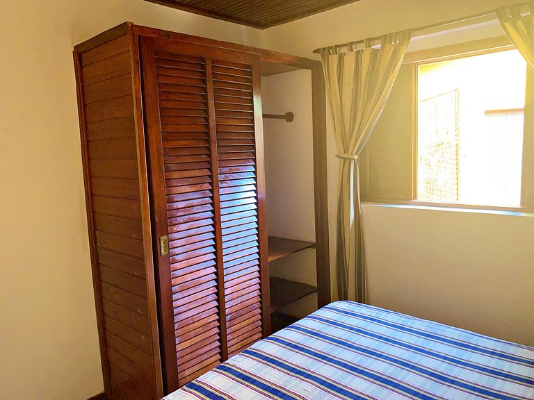Casa com churrasqueira no jardim, bem perto da piscina