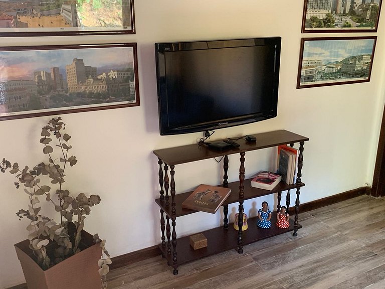 Casa com churrasqueira no jardim