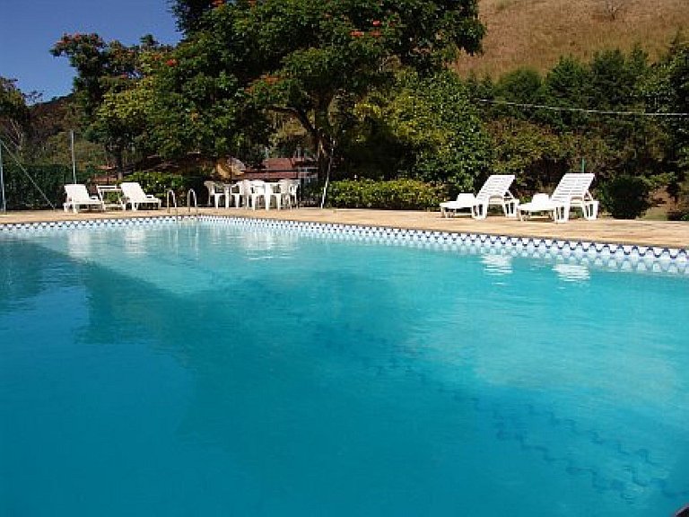 Casa com churrasqueira no jardim, bem perto da piscina