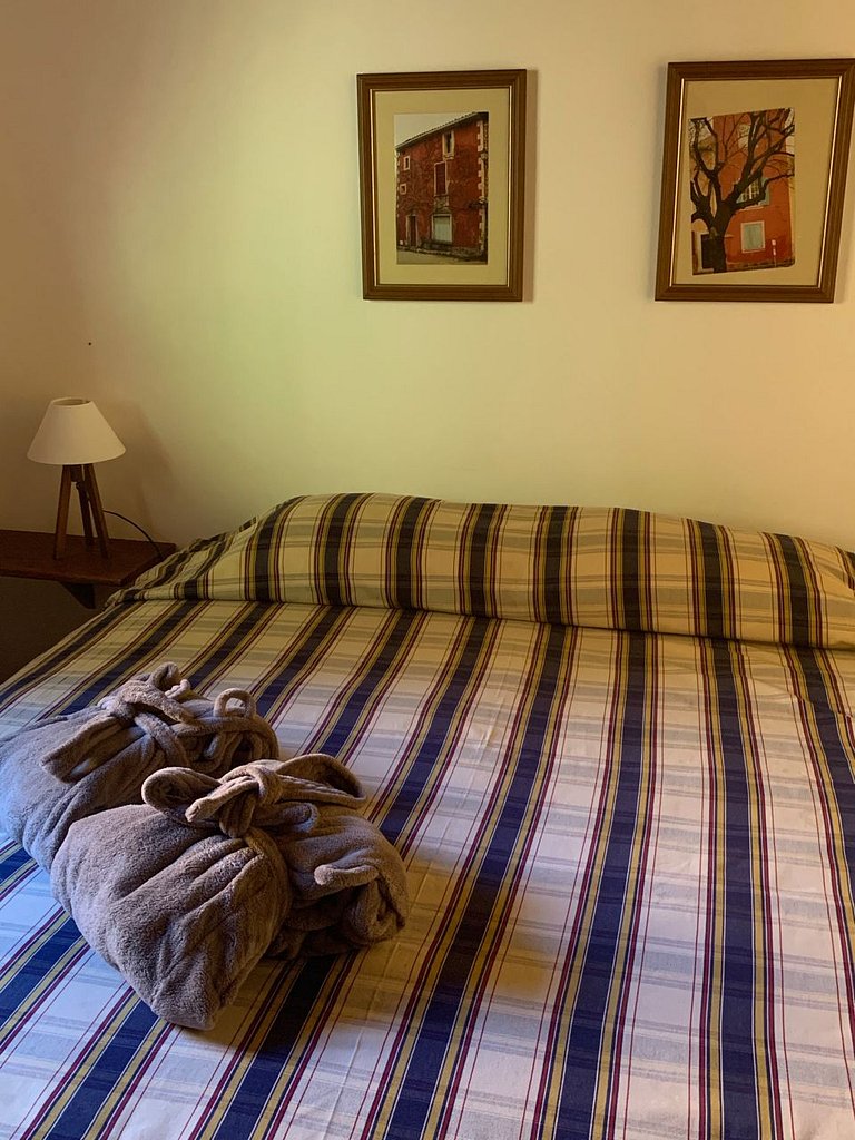 Casa com churrasqueira no jardim, bem perto da piscina