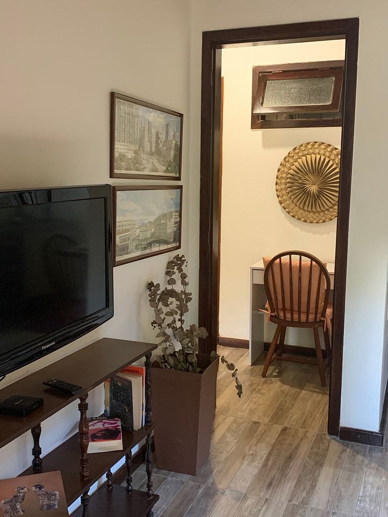 Casa com churrasqueira no jardim, bem perto da piscina