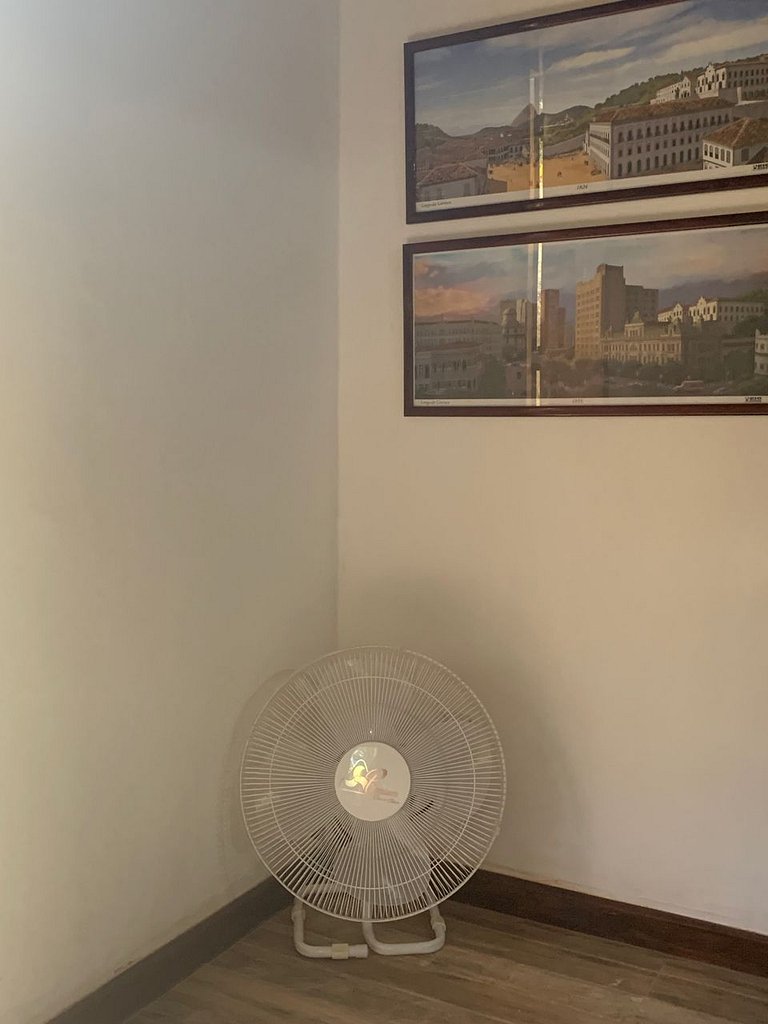 Casa com churrasqueira no jardim, bem perto da piscina