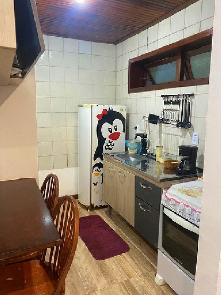 Casa com churrasqueira no jardim, bem perto da piscina