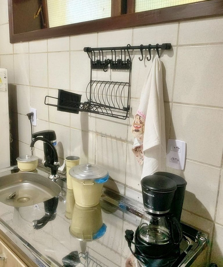 Casa com churrasqueira no jardim, bem perto da piscina