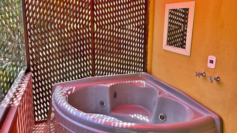 Hidromassagem e natureza - Casa da Banheirinha