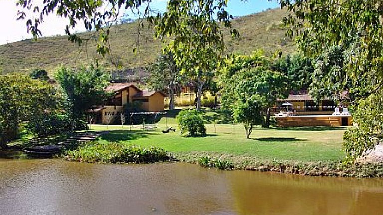 Hidromassagem e natureza - Casa da Banheirinha