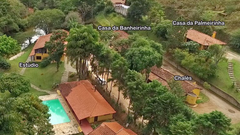 Casa com churrasqueira no jardim, bem perto da piscina