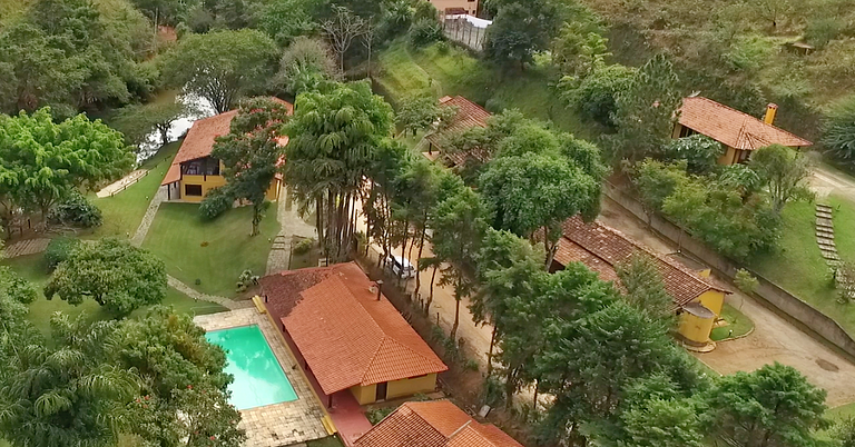 Casa com varanda e churrasqueira