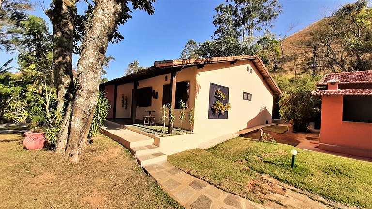 Varanda, churrasqueira, 2 quartos - Casa das Árvores