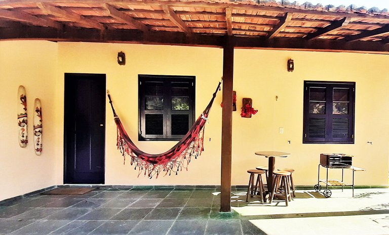 Varanda, churrasqueira, 2 quartos - Casa das Árvores