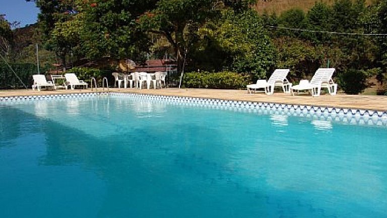 Varanda, churrasqueira, dois quartos e muito verde