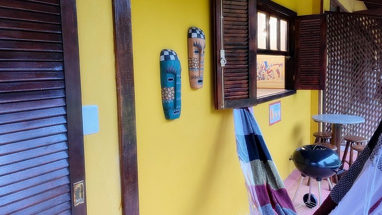 Varanda com churrasqueira em meio a natureza