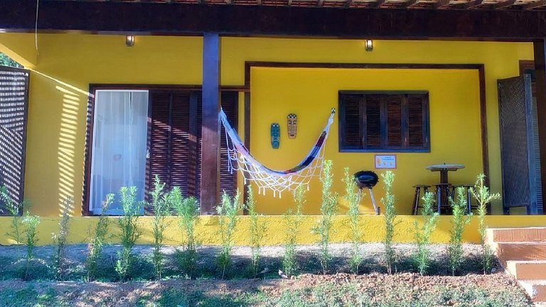 Varanda com churrasqueira em meio a natureza