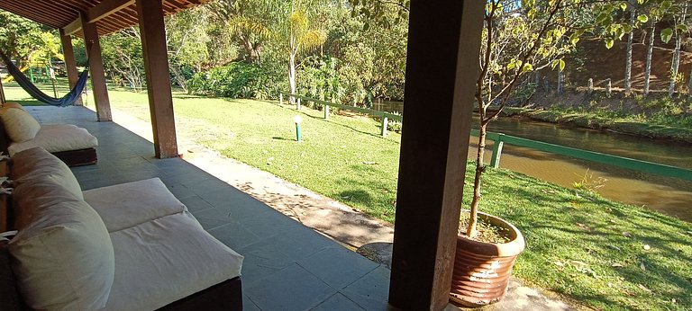 Estúdio: casal e 2 filhos com sinuca