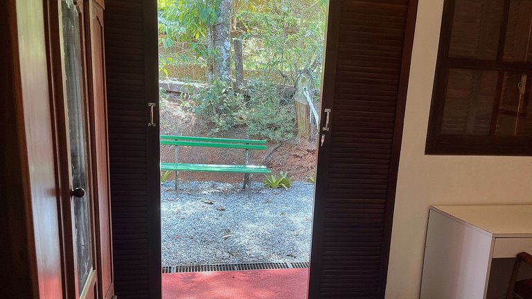 Varandão, churrasqueira . 2 quartos e quintal