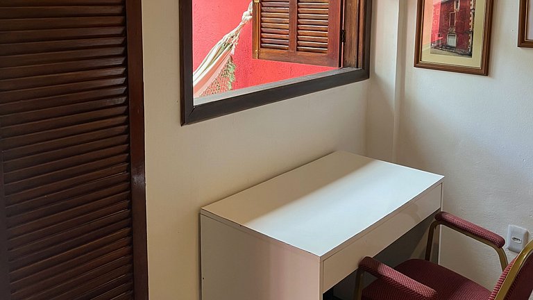 Varandão, churrasqueira . 2 quartos e quintal