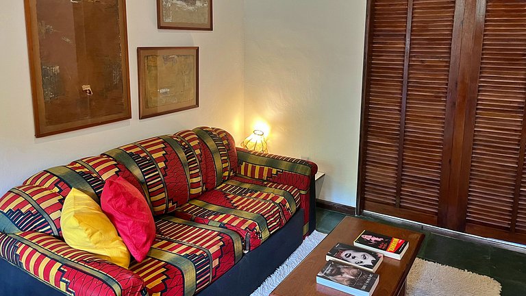 Varandão, churrasqueira . 2 quartos e quintal