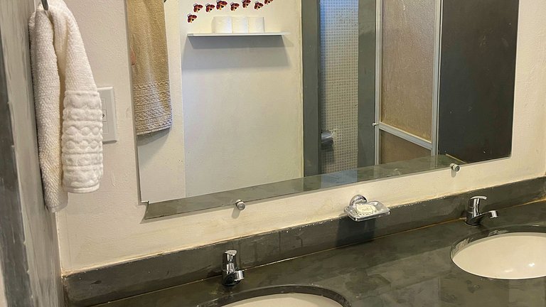 Varandão, churrasqueira . 2 quartos e quintal