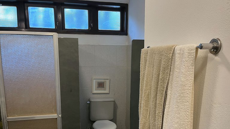 Varandão, churrasqueira . 2 quartos e quintal