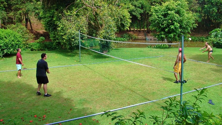 Varandão, churrasqueira . 2 quartos e quintal